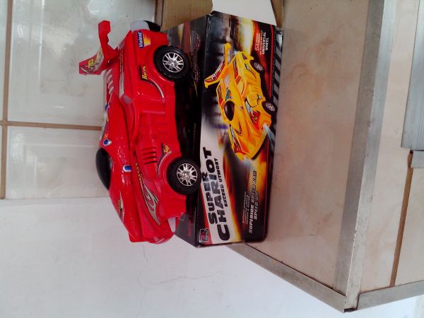 Carrinho acende as luzes e abre
